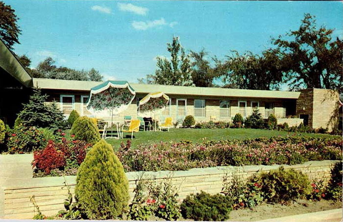 Holiday Motel - Vintage Postcard (newer photo)
